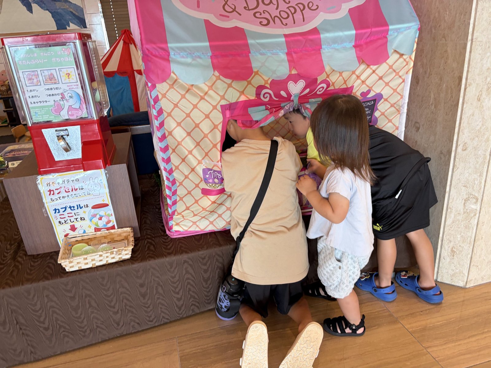 あわかんの館内イベントでお菓子のつかみ取りをする子どもたち